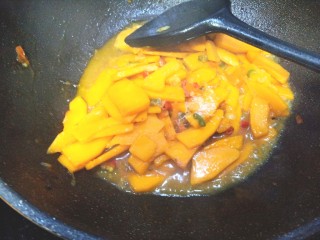 11、辣炒南瓜片,炒熟后加入少许味精，翻炒均匀出锅。