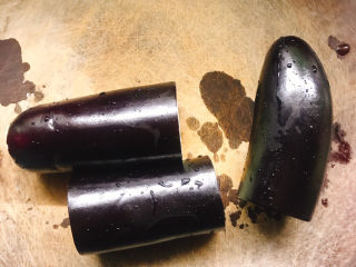 2、蒸黑茄子,茄子一分为三，对半切开，再改刀切成条。
