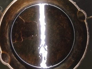 6、蒸黑茄子,锅烧热后放油。