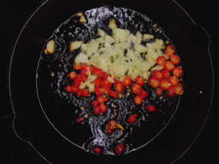 7、蒸黑茄子,锅中放油，下小米辣、蒜末炒香后放入葱末（剩一点最后装饰用）。