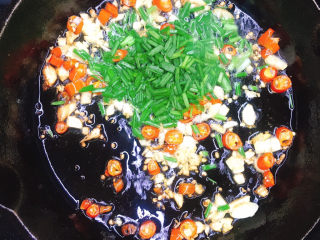 9、蒸黑茄子,关火。