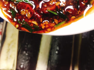 12、蒸黑茄子,将调料淋在蒸茄子上。