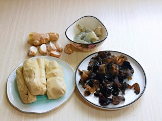 1、素鸡木耳炒虾仁,准备食材，黑木耳提前泡发。