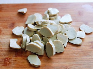 2、素鸡木耳炒虾仁,首先将素鸡洗干净，切片。