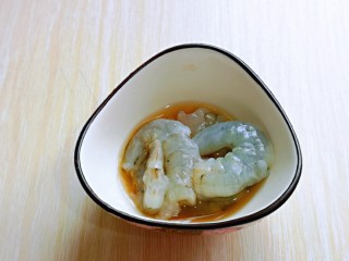 3、素鸡木耳炒虾仁,虾仁处理好，放入料酒腌制10分钟。