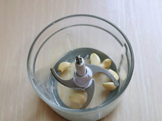 4、素鸡木耳炒虾仁,蒜去皮，放入绞肉机中。