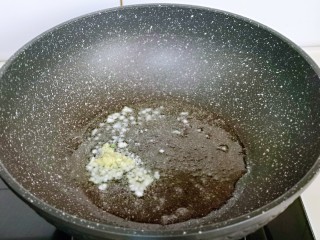 7、素鸡木耳炒虾仁,起油锅，加入蒜末炒香。