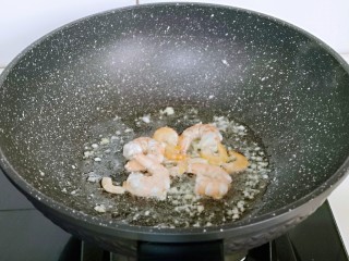 8、素鸡木耳炒虾仁,再加入腌制好的虾仁煸炒至变色。