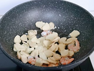 9、素鸡木耳炒虾仁,加入切好的素鸡片翻炒。