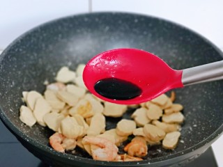 10、素鸡木耳炒虾仁,加入生抽。
