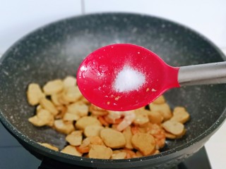 11、素鸡木耳炒虾仁,按个人口味加入盐，再加入十三香，快速翻炒。