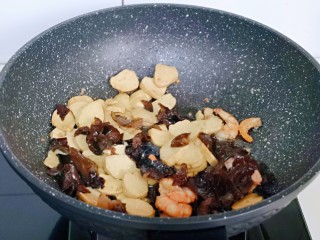12、素鸡木耳炒虾仁,加入泡发的黑木耳。