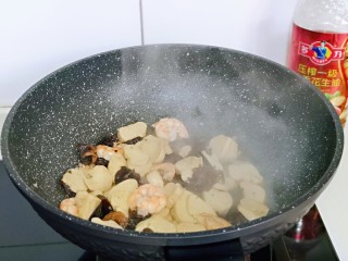 13、素鸡木耳炒虾仁,加入一汤勺纯净水，中小火烧开，翻炒2分钟关火。
