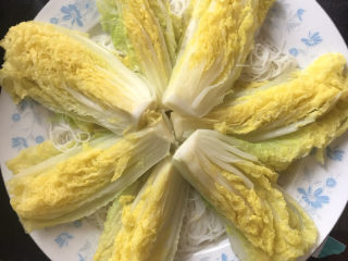 5、蒜蓉娃娃菜,找个大点的盘子,先垫上一层粉丝,再摆上娃娃菜