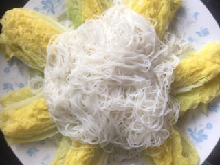 6、蒜蓉娃娃菜,最后把剩下的粉丝放在娃娃菜中间