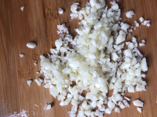 7、蒜蓉娃娃菜,大蒜剥皮洗干净切成蒜末