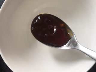 10、蒜蓉娃娃菜,找个小碗,加入一勺蚝油