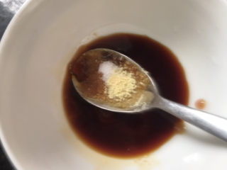 12、蒜蓉娃娃菜,加入适量盐和鸡精拌匀即可