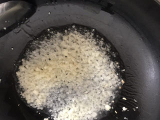 13、蒜蓉娃娃菜,起锅烧油,油热倒入蒜末炒香,小火炒