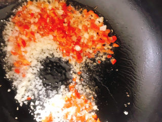 14、蒜蓉娃娃菜,下入红椒末炒散,全程小火炒