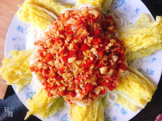 17、蒜蓉娃娃菜,把炒好的蒜末浇在粉丝上面