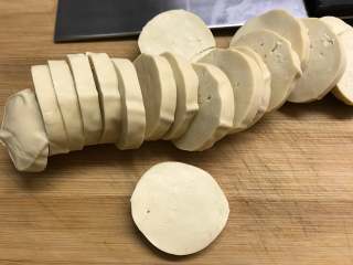 2、#厨房挑战#  素菜  五香素鸡,切成厚薄差不多的圆片。