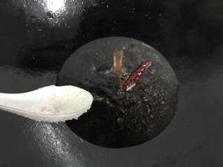 12、#厨房挑战#  素菜  五香素鸡,煮出香味后加入适量的糖调味。