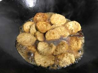 13、#厨房挑战#  素菜  五香素鸡,将浸泡好的素鸡放入锅中煮至入味。