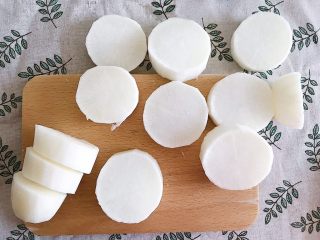 1、咔滋脆腌萝卜,先将去好皮的萝卜切成圆圆的小段