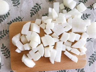 3、咔滋脆腌萝卜,白萝卜切丁