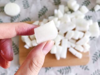 4、咔滋脆腌萝卜,切成我这样的大小就可以啦