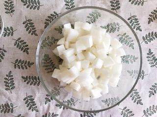 5、咔滋脆腌萝卜,切好的萝卜丁放入大一点的碗中