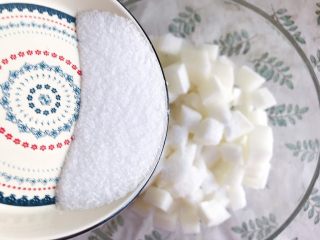 6、咔滋脆腌萝卜,倒入食盐（这一步用食盐或者白糖都可以“杀”出萝卜的水分 这样腌出来的萝卜就不再会发软发糠了 ）