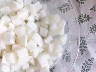 8、咔滋脆腌萝卜,腌制一两小时 “杀”出水分（“杀”出来的水分直接挥发了萝卜本身就有的辛辣味）