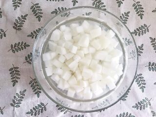 9、咔滋脆腌萝卜,如果不喜欢太咸的可以用清水浸泡一会儿 馔干水分