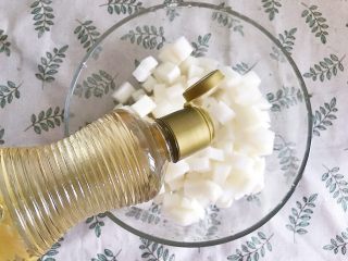 11、咔滋脆腌萝卜,倒入二分之一瓶的米醋（米醋会比白醋的浓度更大一些 稍微不怎么吃酸的可以换成白醋）