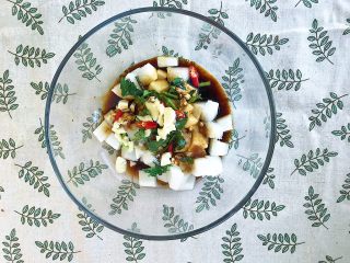 12、咔滋脆腌萝卜,不过我更喜欢将腌好的萝卜丁加入辣椒圈 香菜末 大蒜末 香油和生抽 