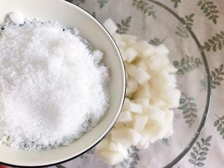 10、咔滋脆腌萝卜,腌好的萝卜丁加入白砂糖