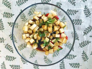 13、咔滋脆腌萝卜,搅拌均匀再腌制片刻