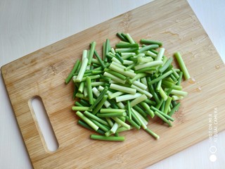 2、蒜薹炒豆腐,切成大约3-4厘米左右的段。