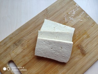 3、蒜薹炒豆腐,豆腐要选择北豆腐，北豆腐含水份少，质地紧密，炒起来不容易碎。先把豆腐切成豆腐片。