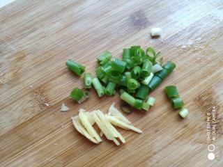 5、蒜薹炒豆腐,姜切成姜丝，葱切碎。
