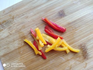 6、蒜薹炒豆腐,切一点红椒丝和黄椒丝。没有也可以不放。