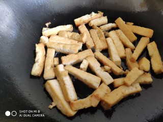 8、蒜薹炒豆腐,把豆腐条都煎成这样两面金黄。煎黄的豆腐条炒起来就不会碎了。