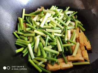 10、蒜薹炒豆腐,然后放入蒜薹。