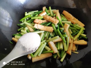12、蒜薹炒豆腐,根据个人口味加入食盐。