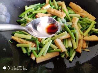 13、蒜薹炒豆腐,加入生抽。