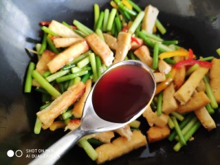 14、蒜薹炒豆腐,再加一勺蚝油，蚝油也不用加很多，避免炒好的菜颜色太重。