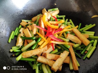 15、蒜薹炒豆腐,最后放入红椒丝和黄椒丝，翻炒均匀后出锅。