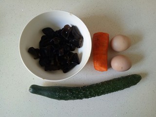 1、黄瓜木耳炒鸡蛋,准备好材料